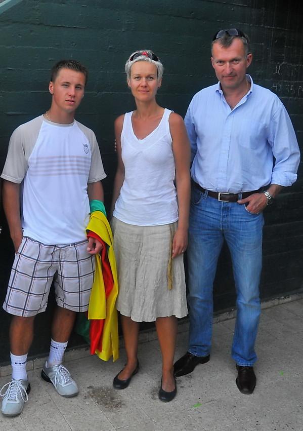 R.Berankis su palaikymo komanda:  ambasadoriumi Izraelyje D.Degučiu ir N.Degutiene